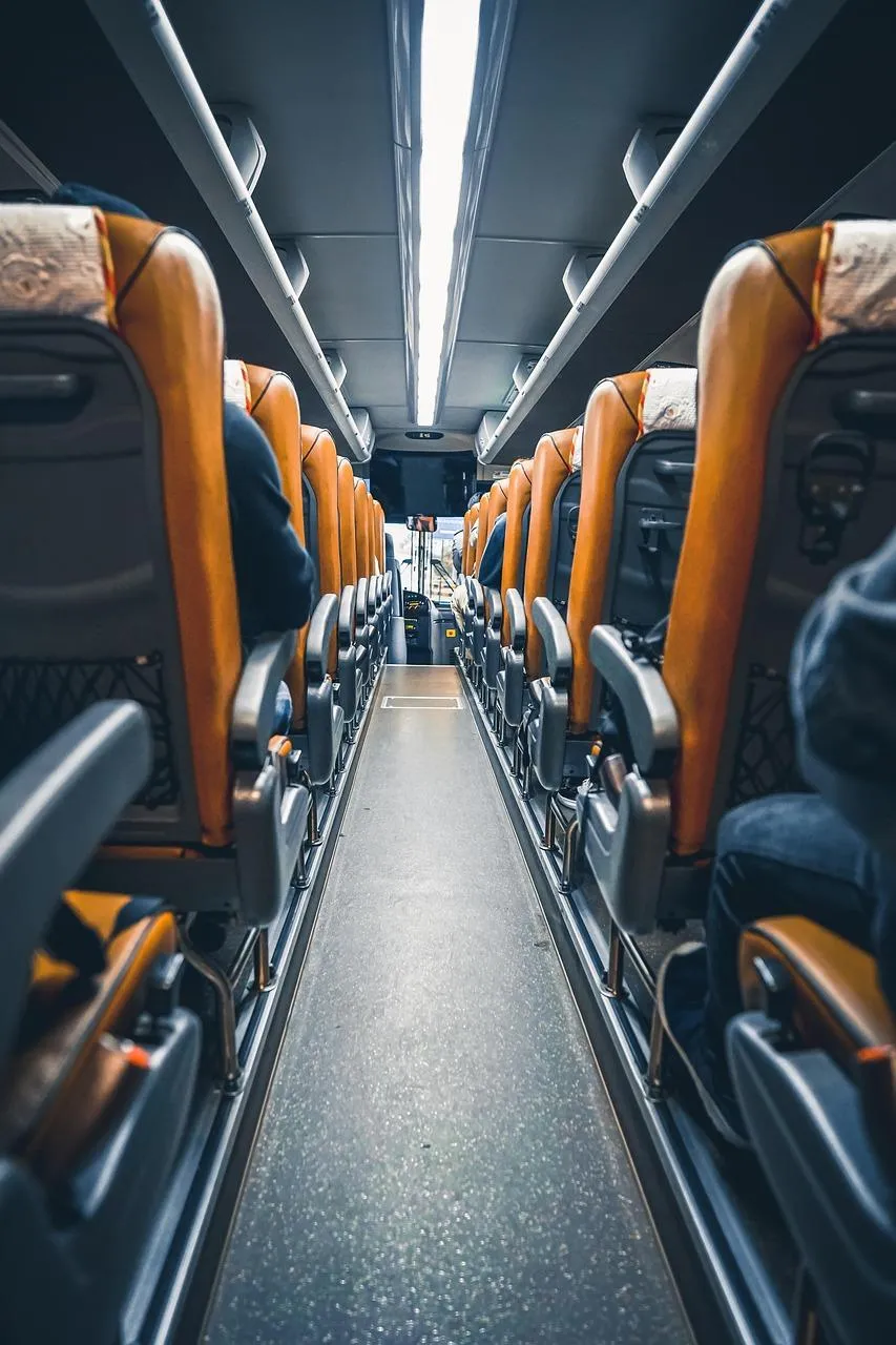 為提升安全，交通部修法，鼓勵同時經營旅遊和交通車的遊覽車業者，轉為專辦交通車，行駛國道免收通行費，從12月28日起實施。(示意圖／翻攝自pixabay）