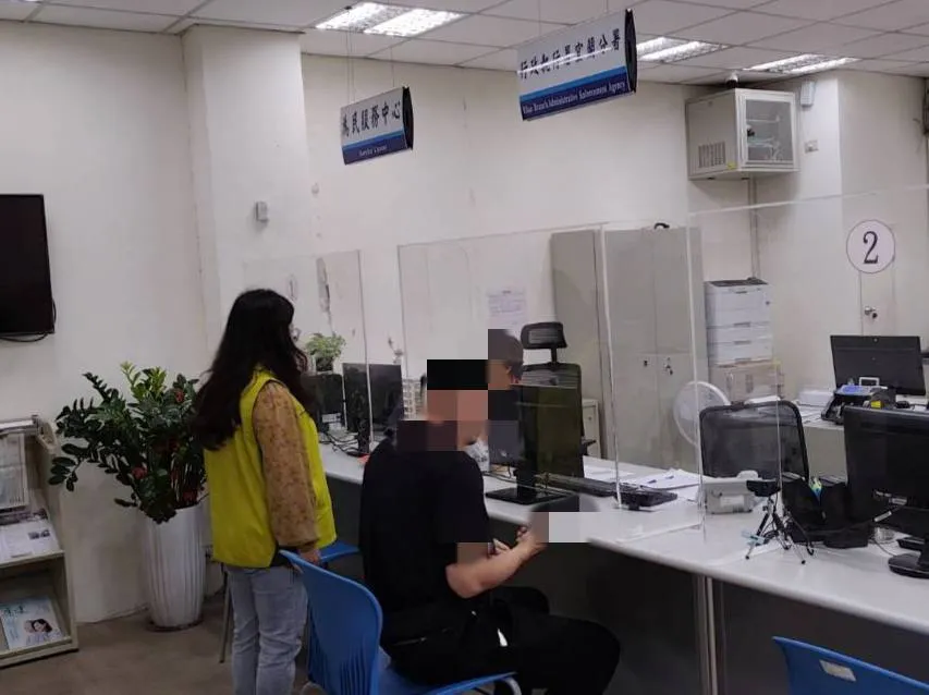 健身教練（中）聽聞愛車將遭強制拖吊，急忙現身至宜蘭分署基隆辦公室清償並辦理分期。（圖／宜蘭分署提供）