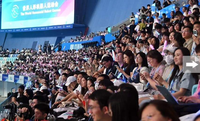 2025世界人形機器人運動會開幕式上滿是學生。(圖/翻攝自人民網)