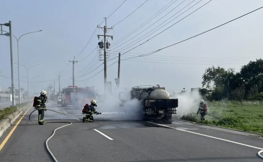 針對夏季高溫期間的用車安全，消防局建議車主避免車輛長時間曝曬或高速行駛，並定期檢查冷卻系統及水箱水量。（示意圖/資料照）
