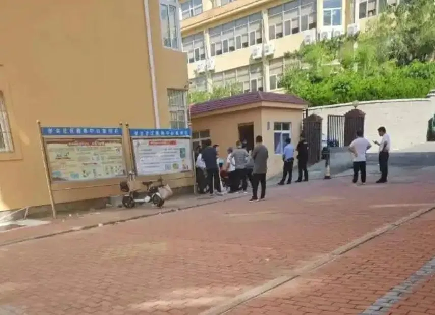 青島大學一名舍監大叔中暑昏迷,送醫不治。(圖/翻攝極目新聞)