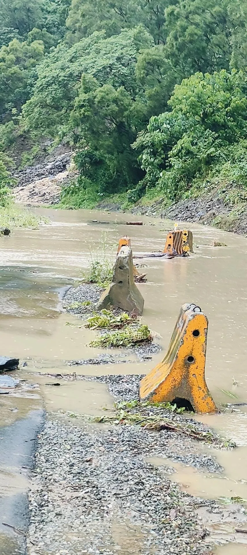 高雄山區溪水暴漲漫到路面。（圖/翻攝畫面）
