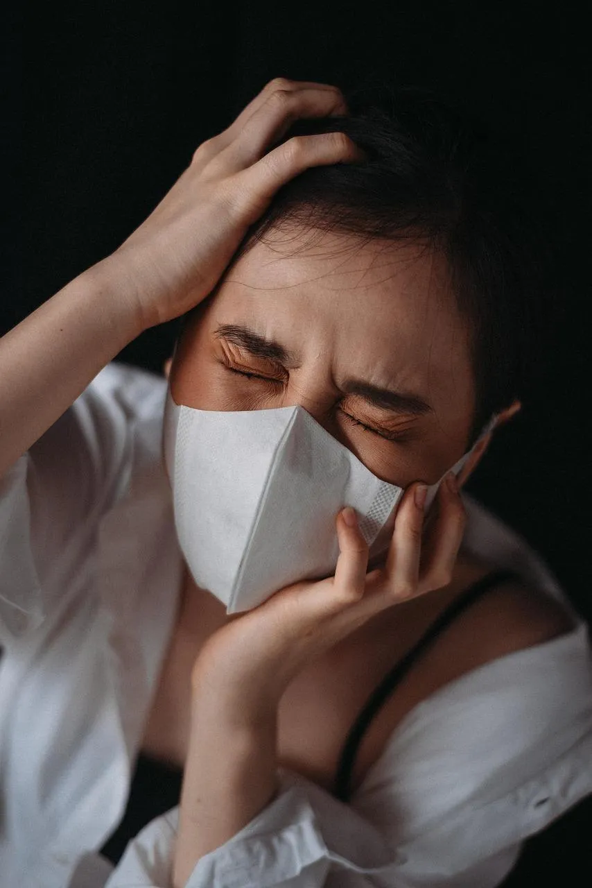 立百病毒與新冠、流感病毒相似,具有容易突變、人傳人的特性,初期症狀與感冒一樣,難以察覺。(示意圖/Pixabay)