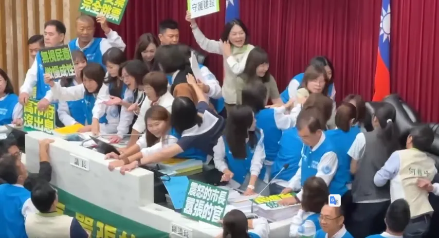 高雄市議會11日發生攻佔主席台衝突。（圖／翻攝邱于軒臉書）