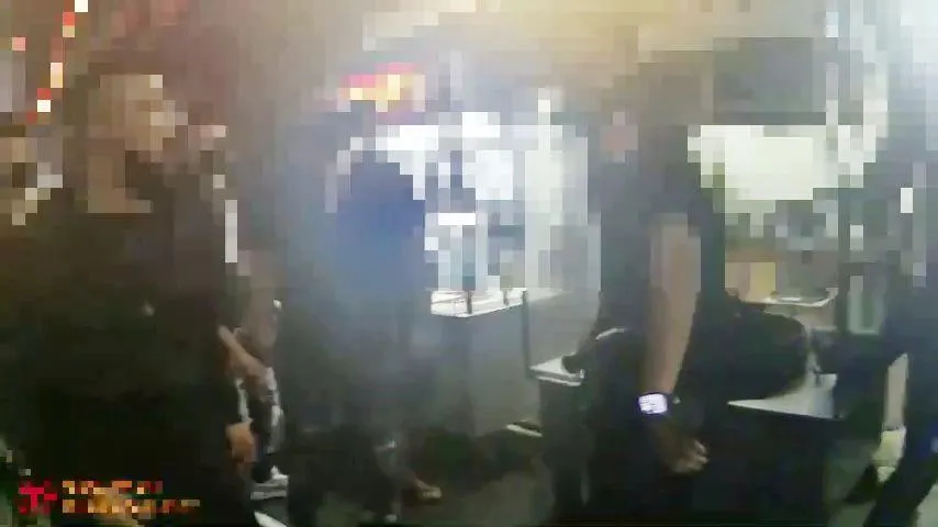 警方隔開雙方制止衝突。（圖／警方提供）