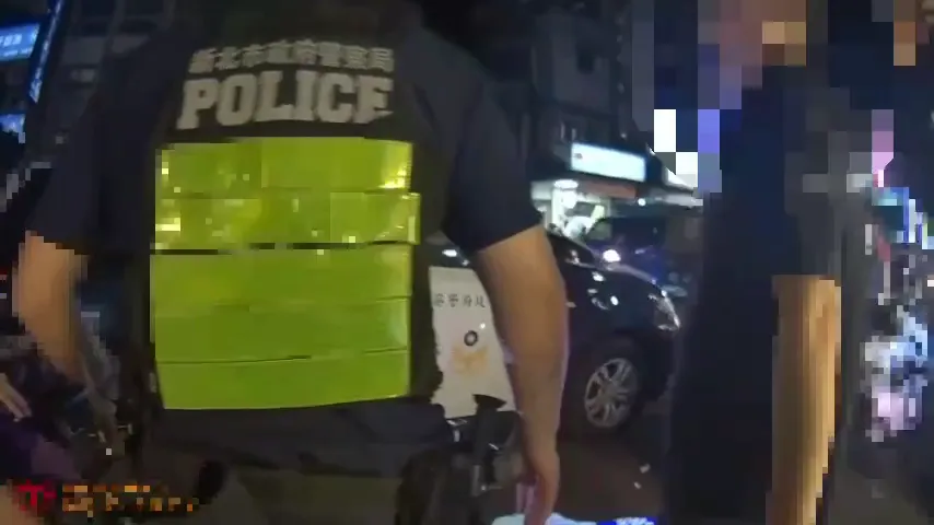 陳男(右)被帶回偵訊。(圖/警方提供)
