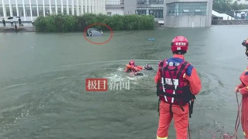消防趕到時轎車僅1/3車身露出水面。 （圖／翻攝極目新聞）