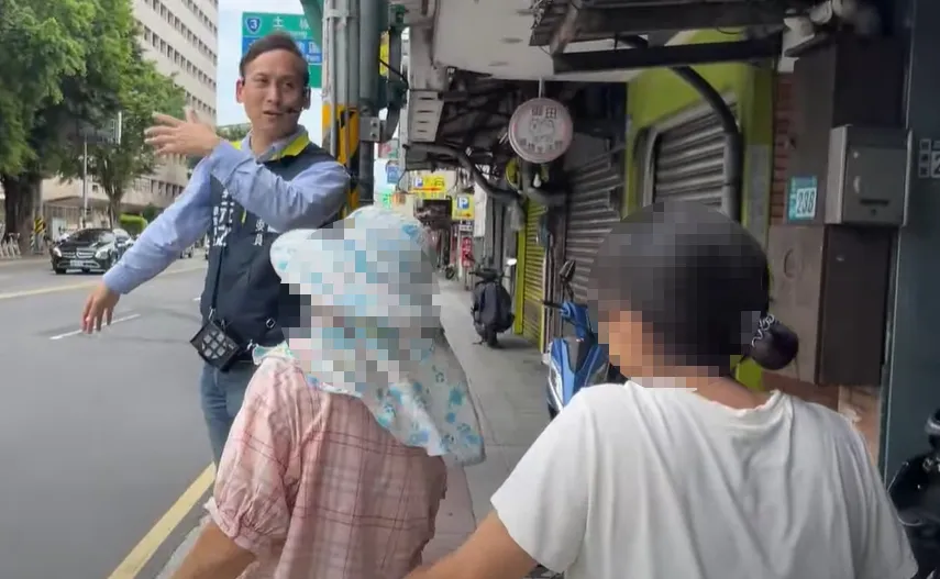 葉元之在路口宣傳反罷免。(圖/翻攝自葉元之YouTube頻道)