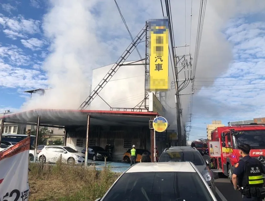 苗栗出頭份市土牛里中正路旁的中古汽車車行發生火警。（圖／中天新聞，下同）