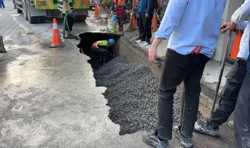台南西門路五妃街口20日路面塌陷，進行灌漿回填作業。（圖／中天新聞）