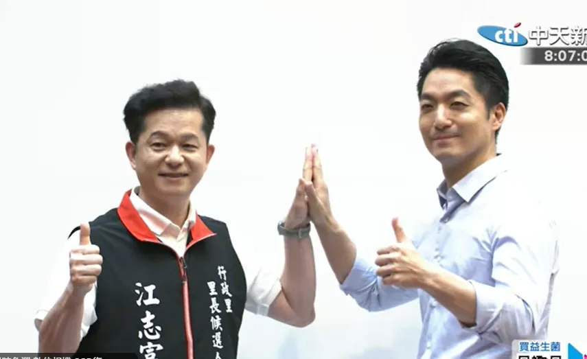 台北市長蔣萬安6日與轄內里長參選人合拍競選照。（圖／中天新聞）