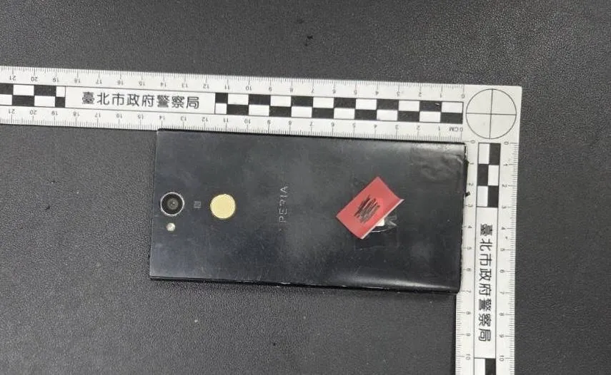 警方查扣嫌犯犯案用手機。(圖/翻攝畫面)