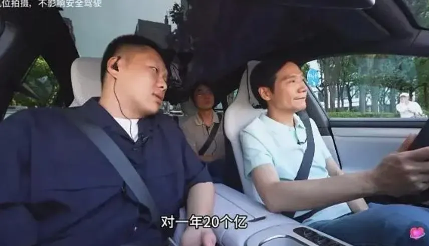雷軍為宣傳新車不遺餘力親上一線直播試駕。(圖/翻攝微博)