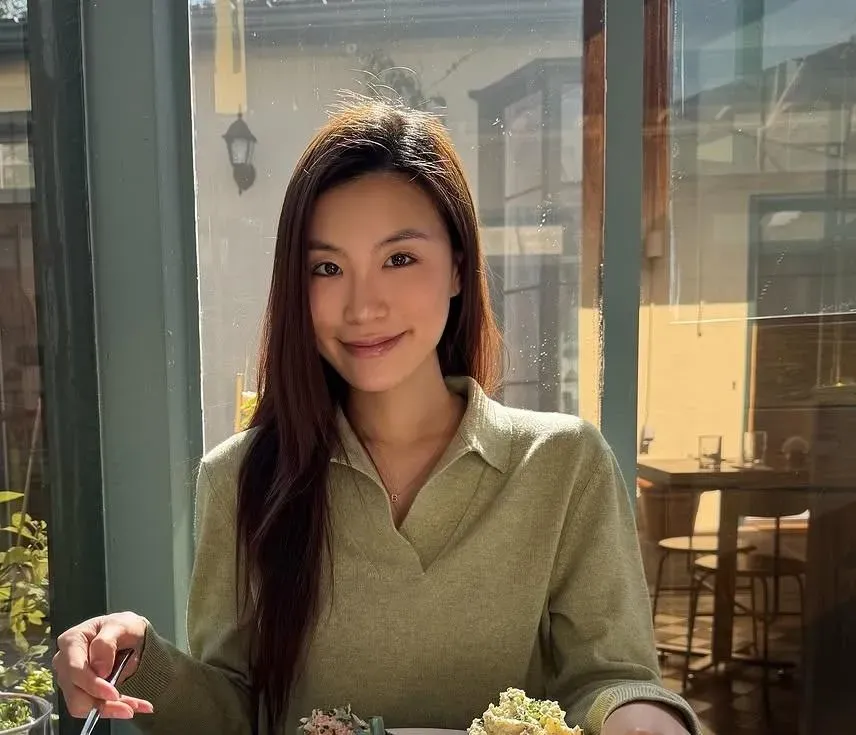 Bella發文透露她與老公互相扶持、彼此成長的甜蜜紀錄。(圖/翻攝自Instagram@ bella_navy4life)