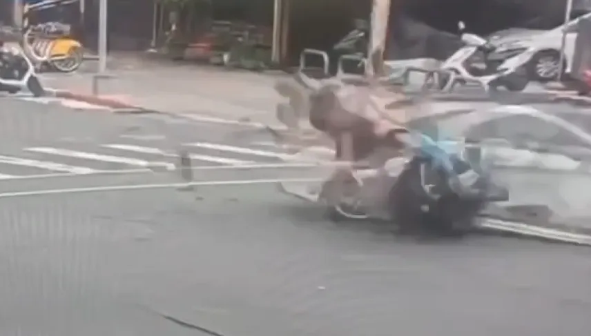 台北市中正區今(18)日清晨發生嚴重車禍,一輛白色賓士轎車在路口左轉時未禮讓直行車,撞擊對向機車造成2人重傷送醫。(圖/警方提供)