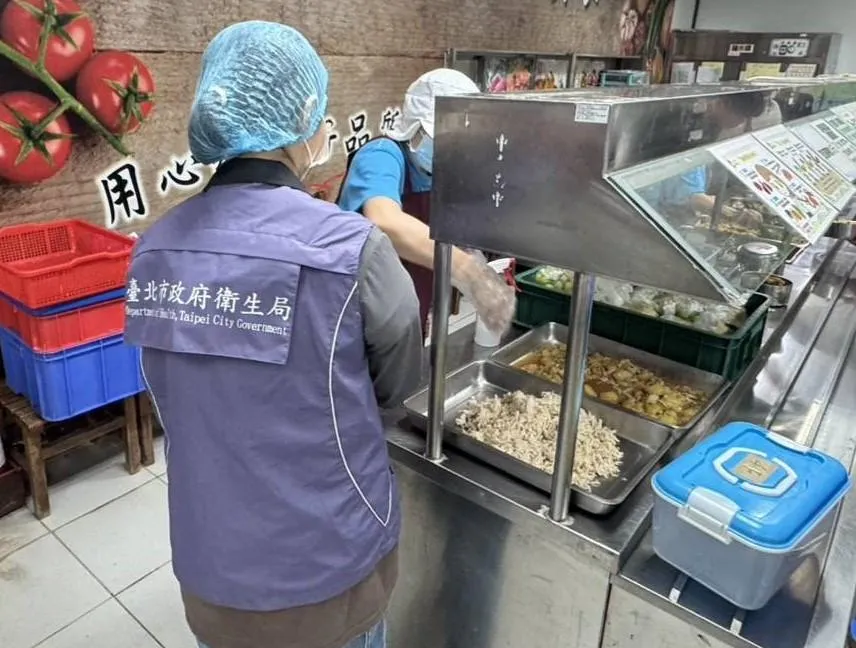 此次聯合查察包括市立成淵高中國中部、市立北市大附中國中部、市立中崙高中國中部、市立萬芳高中國中部、國立師大附中國中部及國立臺灣戲曲學院國中部。(圖/北市衛生局)