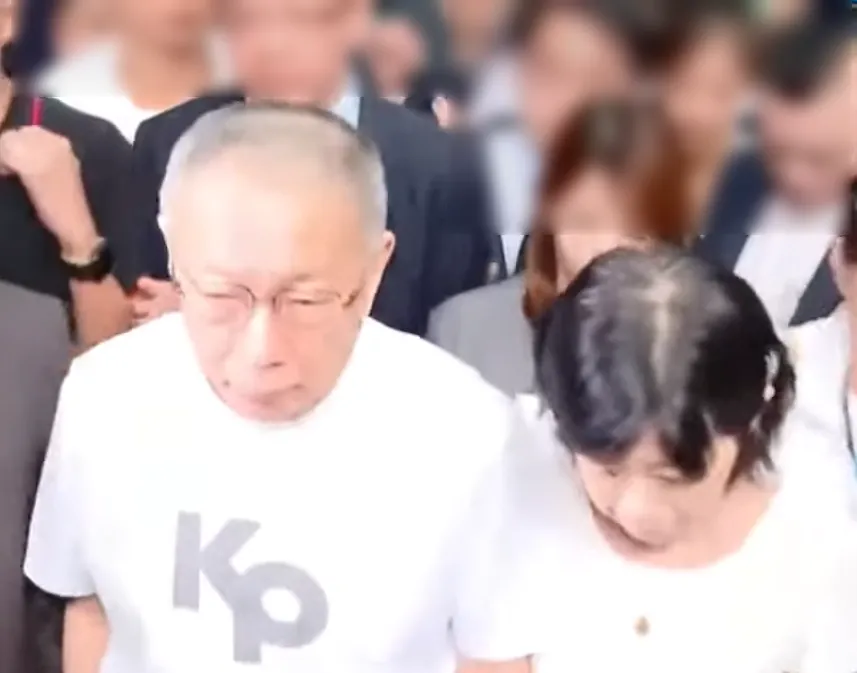 柯文哲（左）8日挽著妻子陳佩琪的手走出北院。（圖／中天新聞）