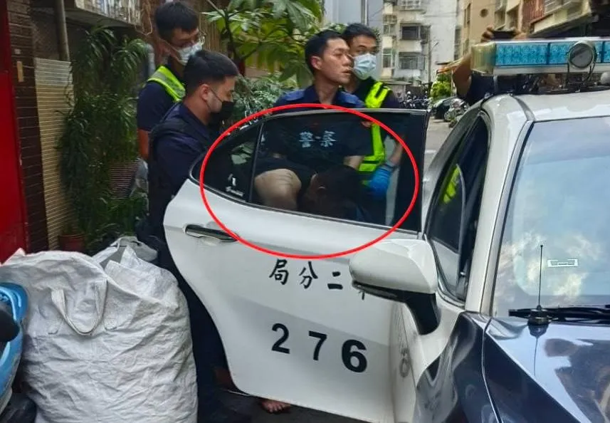 蕭男遭押解上車。（圖／翻攝畫面）
