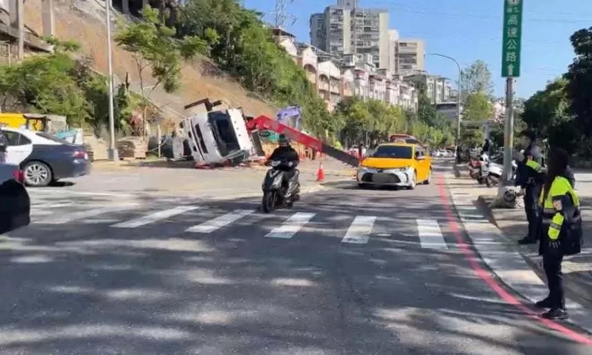 今日上午汐止一輛吊車施工時不慎翻覆。(圖/翻攝畫面)