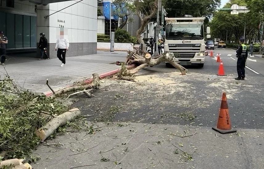 警方到場進行交管疏導。(圖/翻攝畫面)