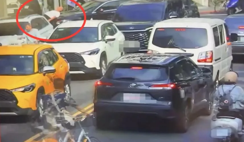 阿北肉身擋車阻擋毀損告示牌男子車子去路。（圖／翻攝畫面）