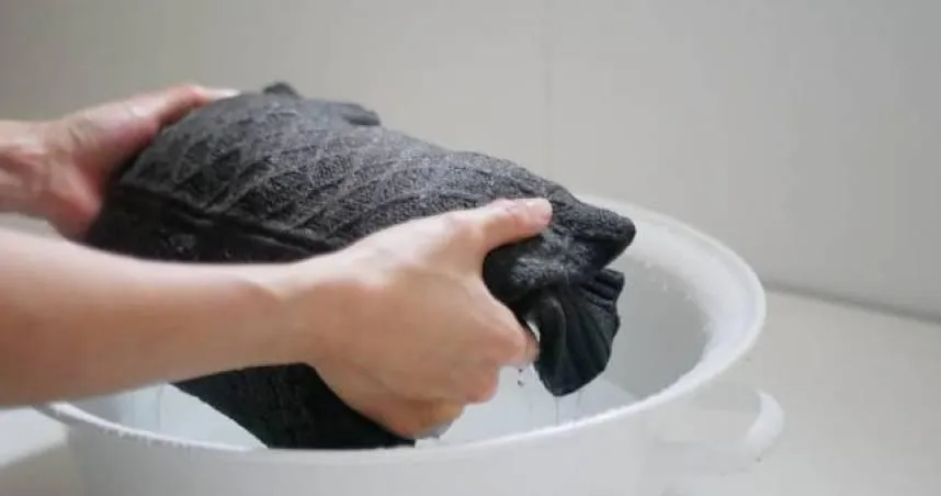 炎炎夏日,一出門就流汗,充滿汗味的衣服困擾著許多人。(示意圖/pexels)