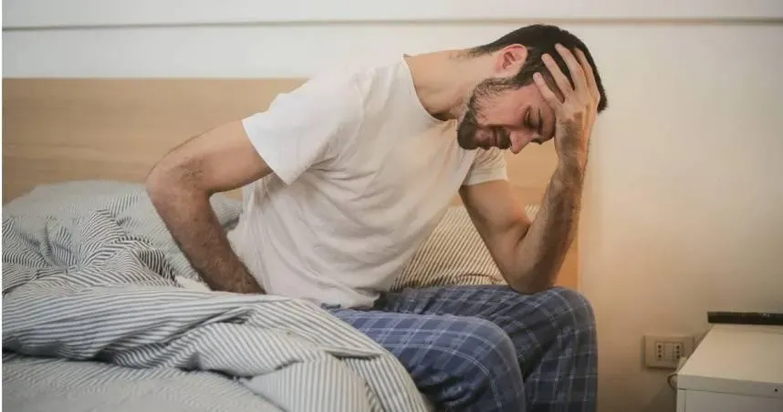 今（2025）年的氣溫變化十分極端，容易引發各種疾病，越來越多患者抱怨肩膀和背部疼痛，而另一種常見症狀是頭痛。（示意圖／pixabay）