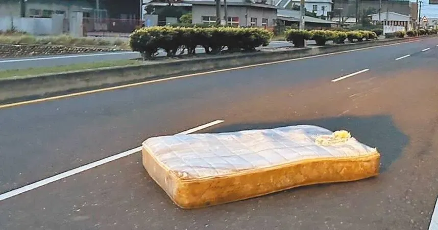40公斤重床墊從廢棄工廠飛出，釀1死1傷事故。（資料圖／翻攝畫面）