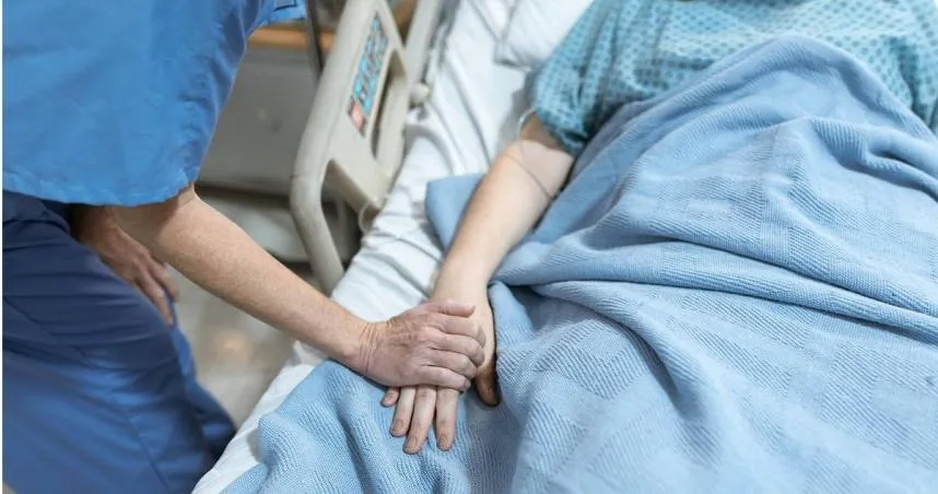 一位心衰竭、肺積水阿嬤喘到說話發抖仍拒插管,醫護團隊卻因擔心「給嗎啡病人可能很快離開」而猶豫,僅以呼吸器協助。(示意圖/Pexels)