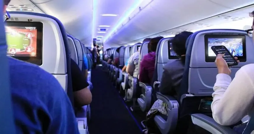 考量飛機航程中使用行動電源恐有安全隱患，台灣6家航空公司禁止機上使用行動電源。（示意圖／取自pixabay）