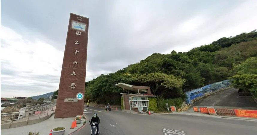 中山大學校內網球場附近,近日驚現一隻體型接近1公尺的巨型綠鬣蜥。(圖/翻攝Google Maps)
