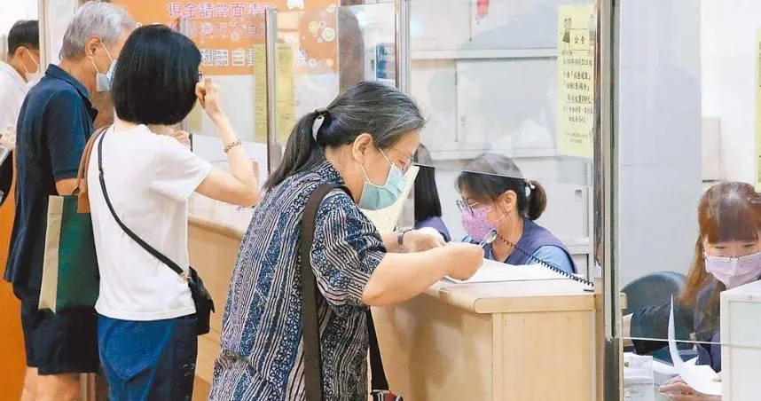 有業者提供付費的「代掛號」服務,若成功就收取新台幣400至450元不等費用。(圖/報系資料照)