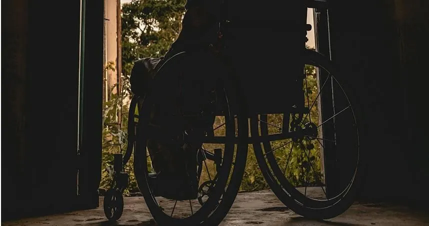 近年急性腦中風患者有明顯年輕化趨勢，生活壓力、三高控制不佳、抽菸與久坐等生活型態，都是危險因子。（示意圖／Pexels）