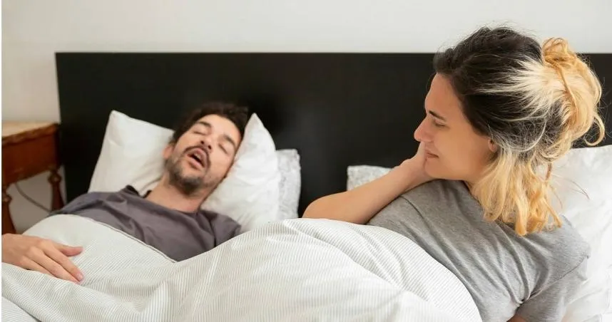 一名40歲男性上班族因夜間頻繁打呼且聲音大到自己驚醒，甚至有時出現窒息感，被診斷為極重度睡眠呼吸中止症。（示意圖／Pixabay）