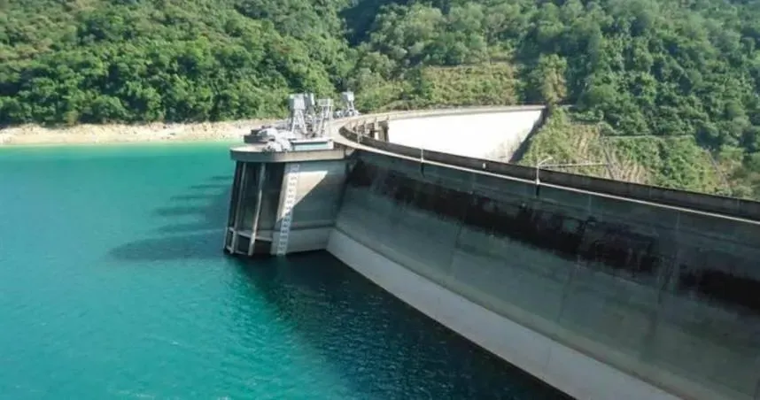 台北自來水事業處表示,因上游山區降雨及翡翠水庫調節水位影響,直潭壩和青潭堰分別於晚間7時和7時30分進行調節性放流。(示意圖/翡翠水庫官網)