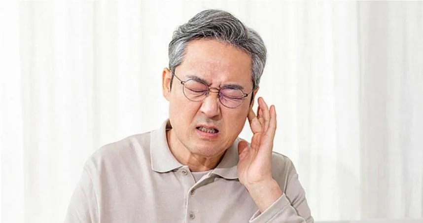慢性中耳炎主要症狀為耳朵流膿、聽力減退、鼓膜穿孔並併有耳鳴。（圖／Photo AC）