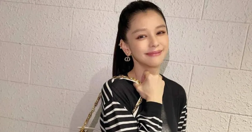 50歲女星徐若瑄透露自己在家中準備洗澡時，牆內的水管突然爆裂，水柱猛烈噴出，甚至導致蓮蓬頭因無法承受壓力而脫落。（圖/翻攝自臉書）