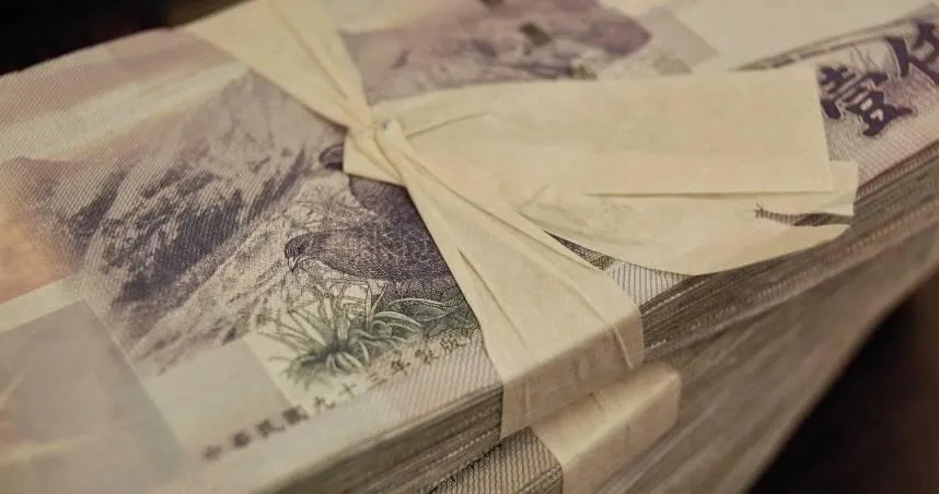 根據主計總處最新預測，115年超額儲蓄將衝破新台幣8兆元大關，超額儲蓄率跳升至26.03%。