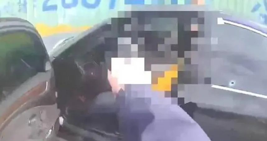 凌男犯案後拒檢逃逸,警方連開5槍嚇阻,凌男左胸中彈搶救後宣告不治。(圖/翻攝畫面)