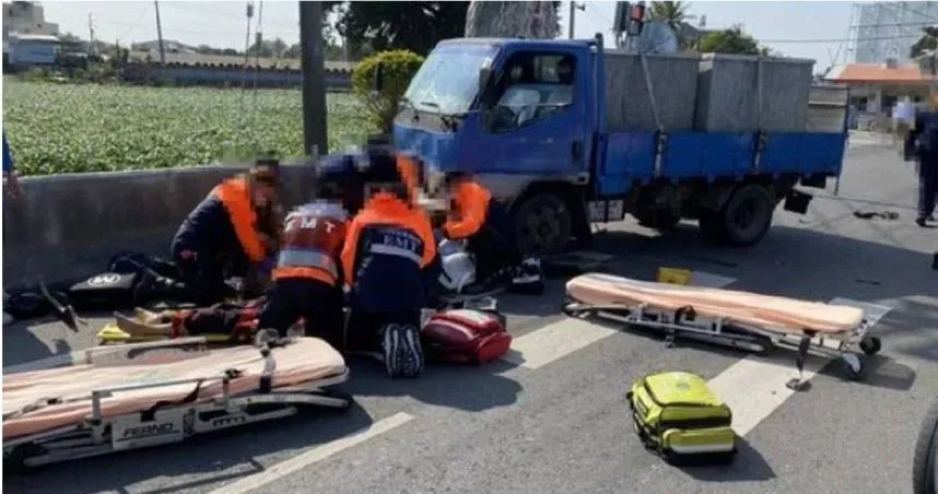 台南1對夫妻雙載騎機車突與小貨車碰撞，導致機車卡車底連帶2人拖行雙亡。 （圖／翻攝畫面）