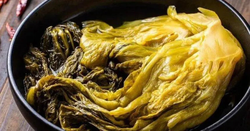 大陸1對長期製作醃菜的夫妻最近因胃痛確診早期胃癌，致病來源竟是天天食用的醃漬品。（示意圖／翻攝自微博@齊魯晚報）