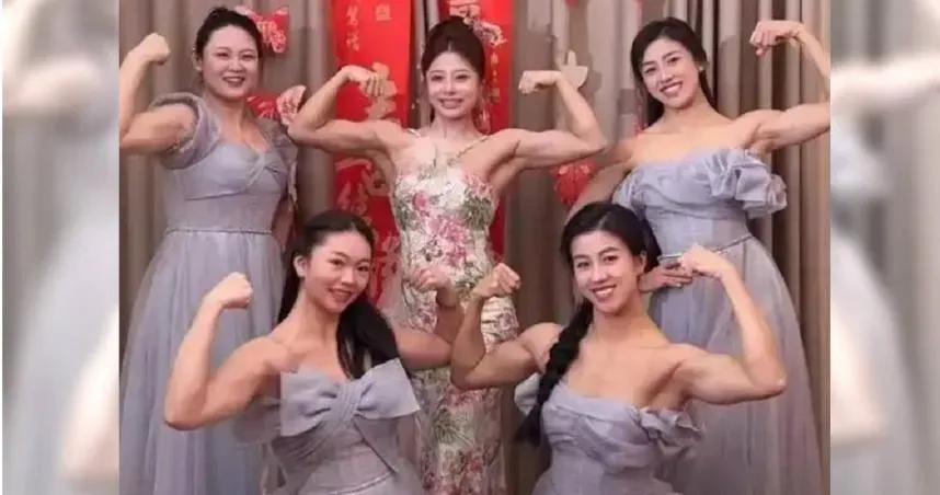 世界健身冠軍史璠結婚,與伴娘團齊秀肌肉。(圖/翻攝新聞晨報)