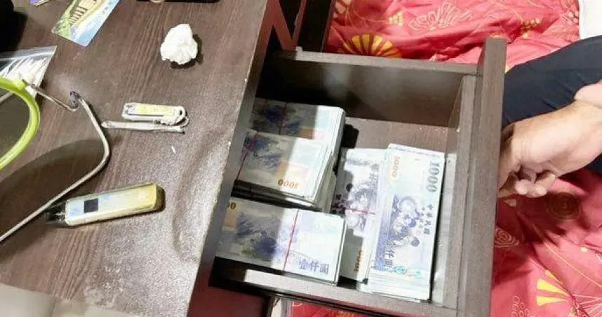 桃園警方破獲越南詐騙車手集團,查獲超過220萬贓款與大量犯罪工具。( 圖/翻攝畫面)