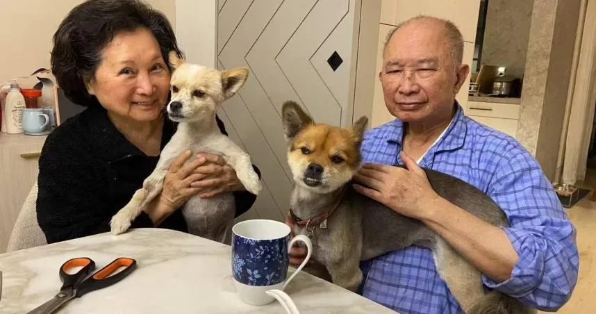 吳宇森帶妻子牛春龍跟兩隻愛犬返回洛杉磯住家。（圖／倪有純 提供）