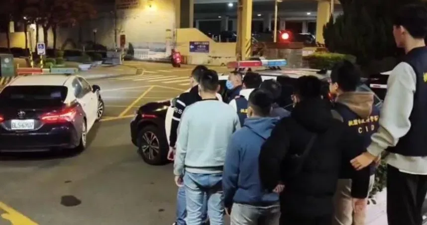 桃園竹圍漁港發生7人鬥毆事件,疑因攤商間糾紛而爆發肢體衝突,後續全被帶回警局偵辦。(圖/翻攝畫面)