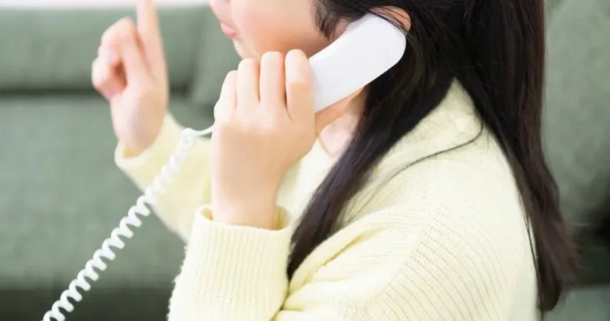 有衛生所實習員工電話關懷,才從家屬口中得知個案過世消息,掛掉電話覺得自己像個罪人。(圖/Photo AC)