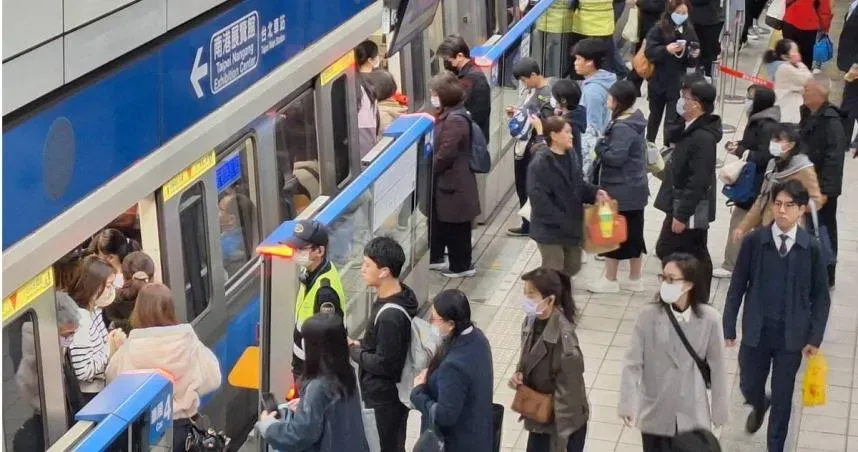 台北捷運板南線今天下班尖峰時間發生異常，有人在善導寺站被要求下車，沿線多站月台也擠滿乘客。（示意圖/資料照片）