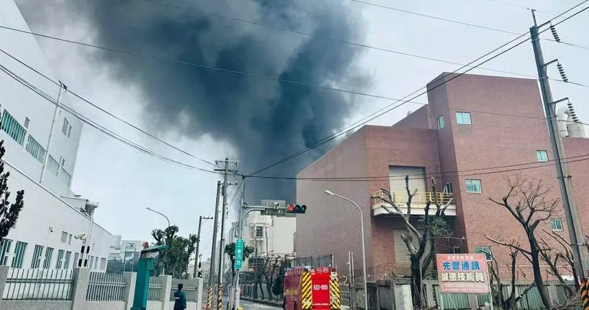 先豐通訊廠房遭大火燒毀，公司要求員工前往鴻海集團子公司鴻佰科技支援，由於路程遙遠，員工必須在天還沒亮就前往搭乘接駁車。（圖／讀者提供）
