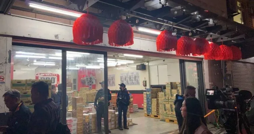 竹東鎮北興路飲料批發店面遭蒙面歹徒持槍尋仇。（圖／翻攝畫面）