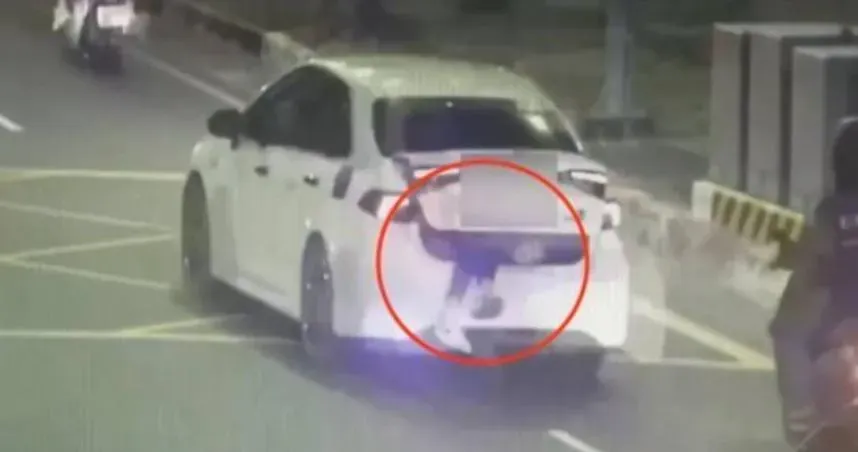 高雄1輛多元計程車的後車廂露出一雙腿，警方追查竟發現是運將載送喝茫乘客。（圖／翻攝畫面）